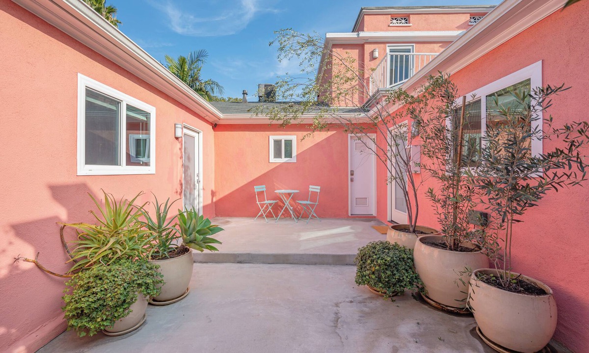 Hollywood Apartment | 5 Units in Heart of Hollywood | Remodeled Art Deco | Pink Revival by AvantStay