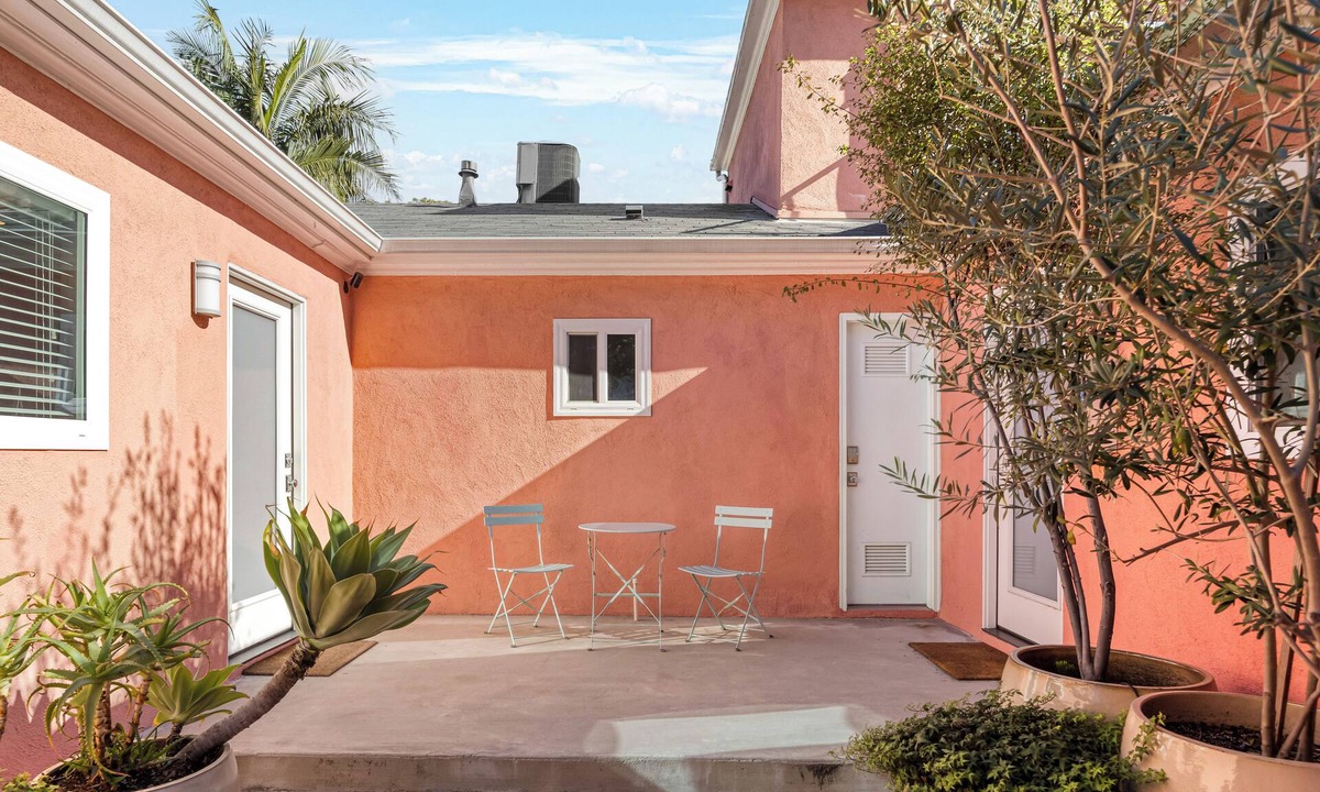 Hollywood Hotel | 5 Units in Heart of Hollywood | Remodeled Art Deco | Pink Revival by AvantStay
