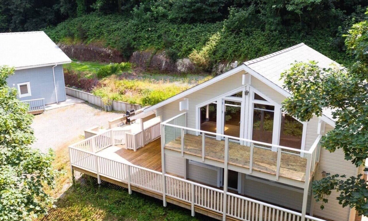 Penally Cabin | 5* Woodland Lodge with covered hot tub, dog friendly, golf, close to beach