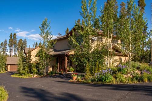 Fraser House | 500 North Lupine