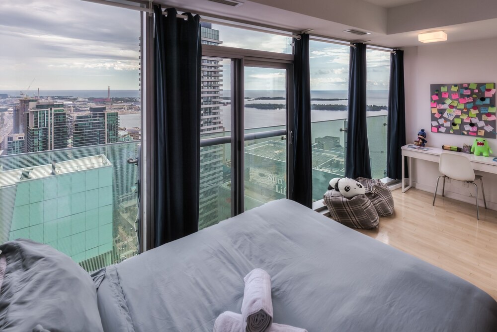 Toronto Entertainment District Condo | 50th+ floor lake view condo beside CN tower
