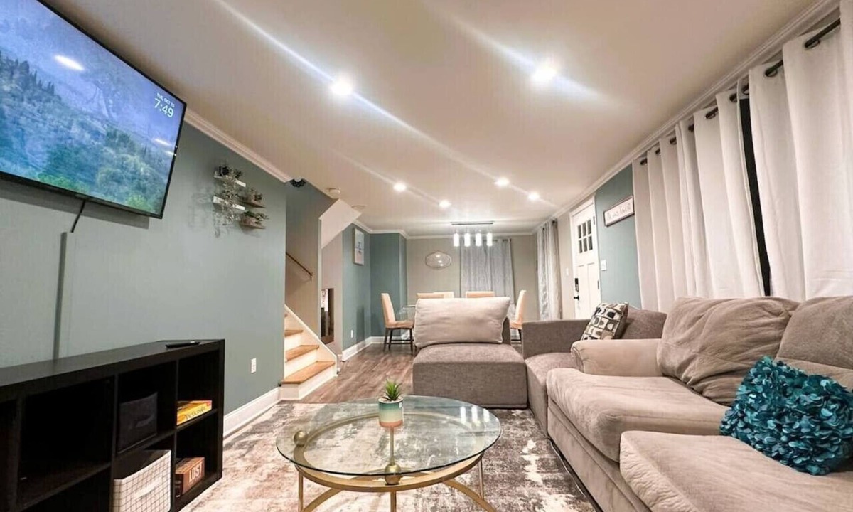 Buffalo Cottage | 511b Massive 4 Bedroom With Fenced Yard!