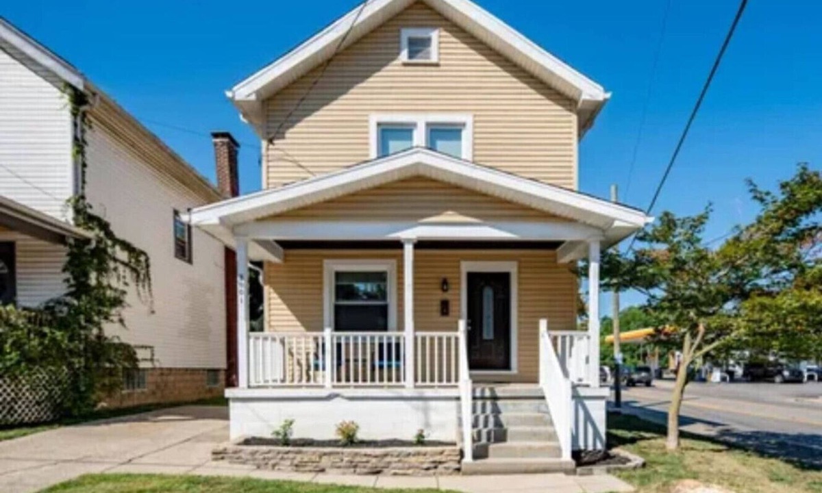 Latonia House | 516) Charming home- sleeps 8!