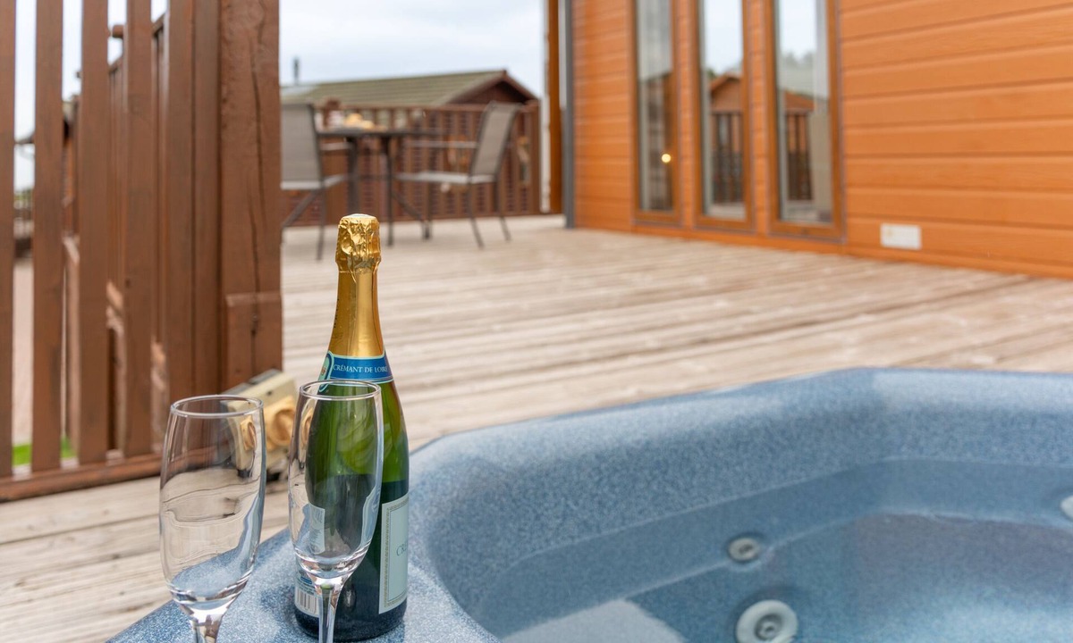 Mullacott Cabin | 52 Meadow View- 2 Bed, Hot Tub Extra Cost(tjs52mv)