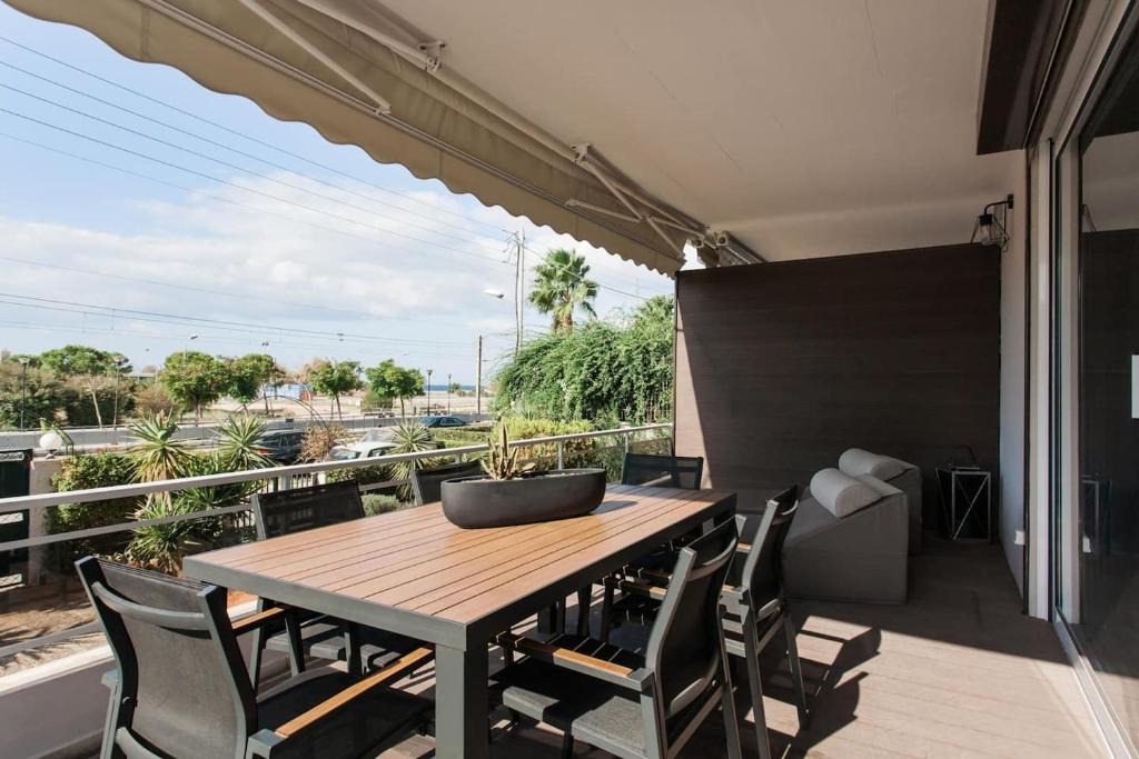 Glyfada Apartment | 5BD 2 Level Beachfront Luxury Apt by the Olon