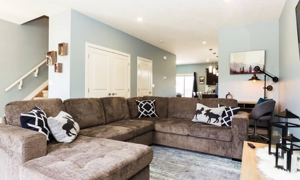Jasper Place House | 5BDRM Bright Modern Home-King Bed-Garage-Sleeps 12