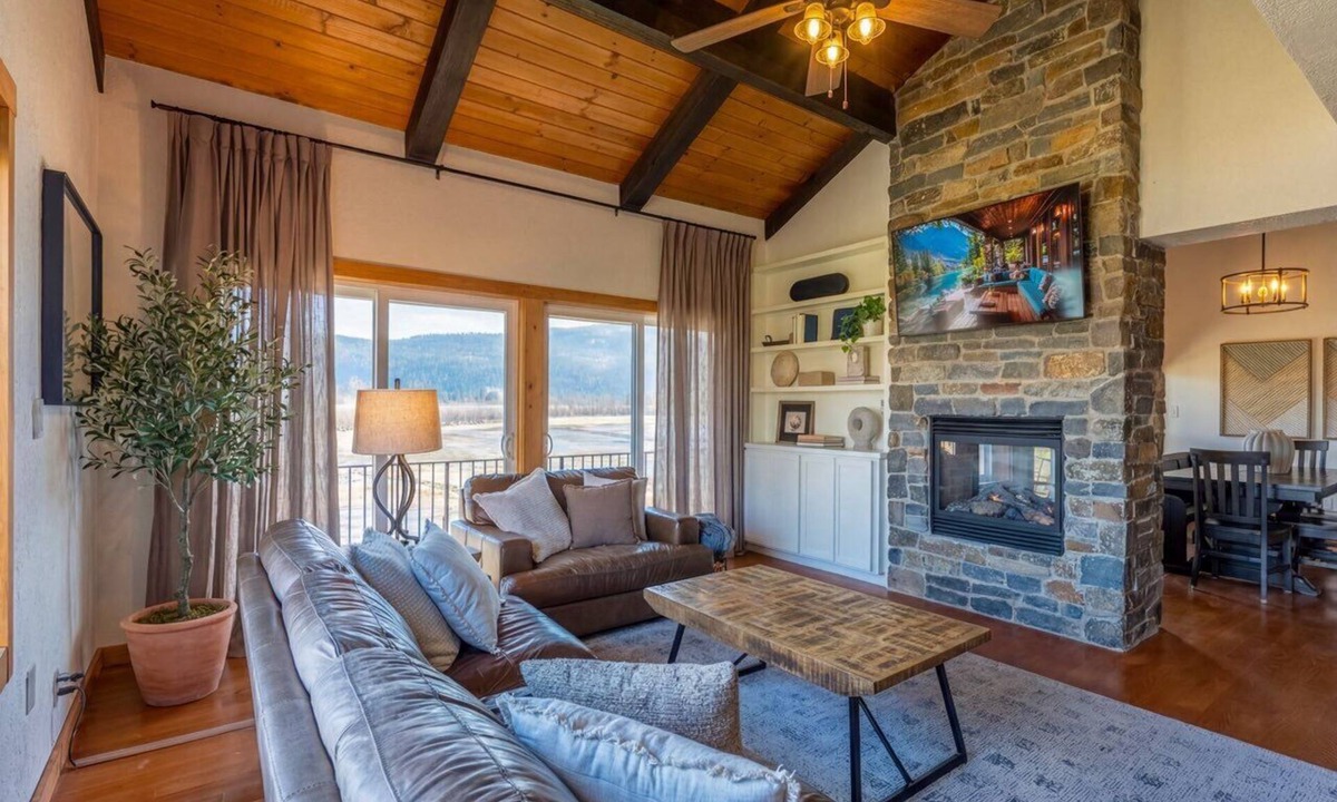 Sandpoint Condo | 5BR/3BA WATERFRONT & 2 pools on property Escape-Walkable to Downtown Sandpoint!