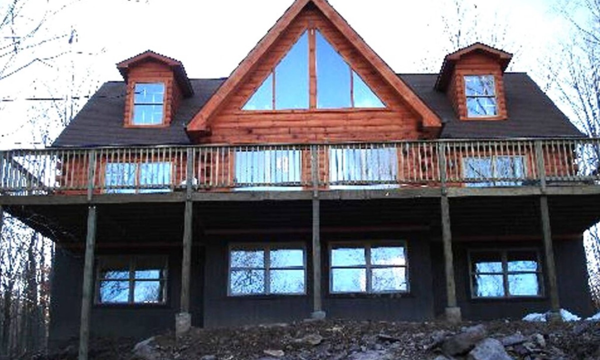 White Haven House | 5BR 4BA Sleeps 20 Bachelor Parties And Family Reunions. Free WIFI Secluded!