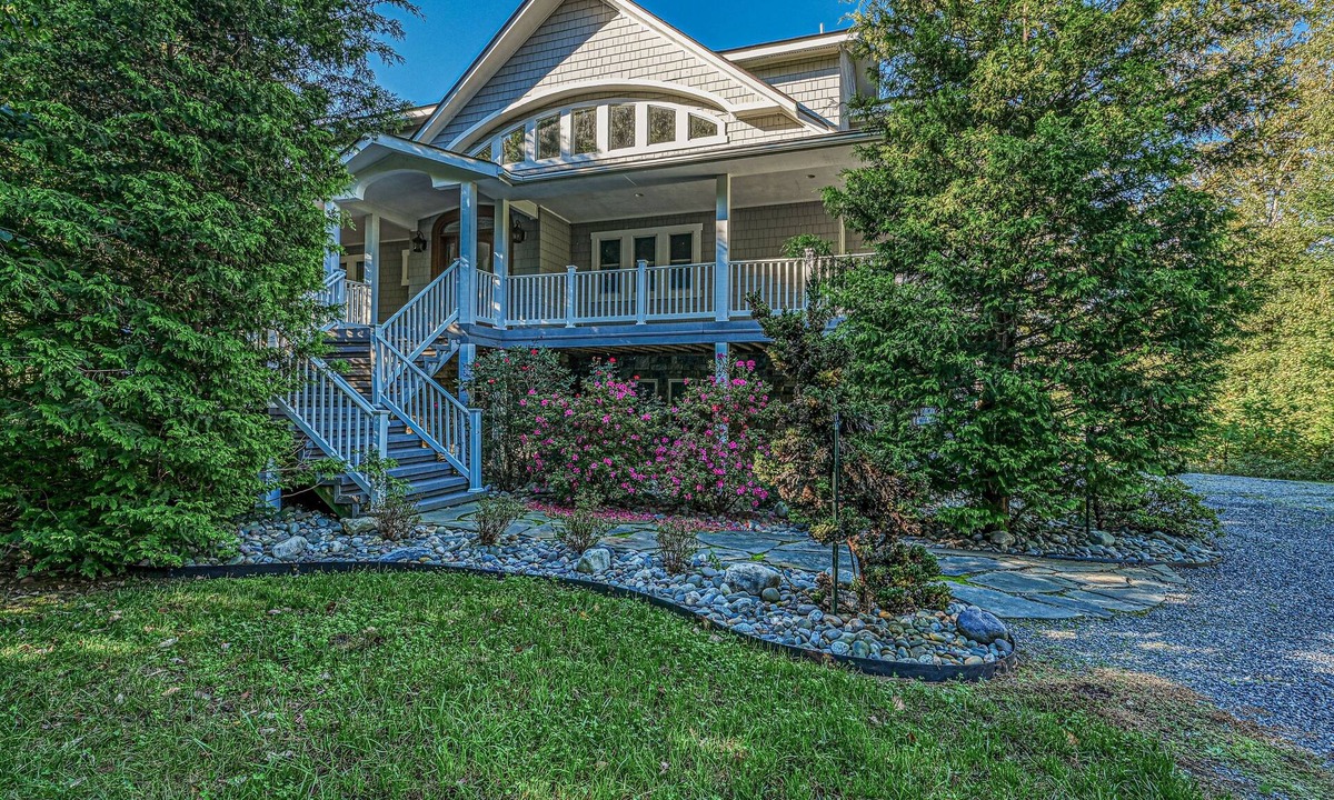 Bumpass House | 5BR and 5.5 BA Lakefront Home w/private hot tub and dogs ok!