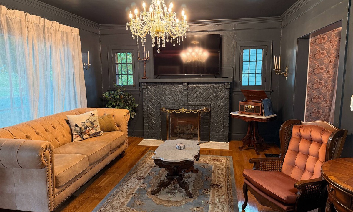 Amberley Village House | 5BR Retreat + PacMan Arcade + Grill + Sleeps 12+