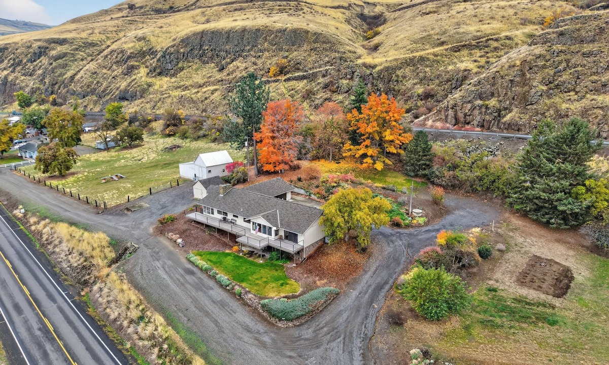 Asotin County House | 5BR Snake River View Retreat, Hot Tub, Sleeps 13, Steps to River Path.