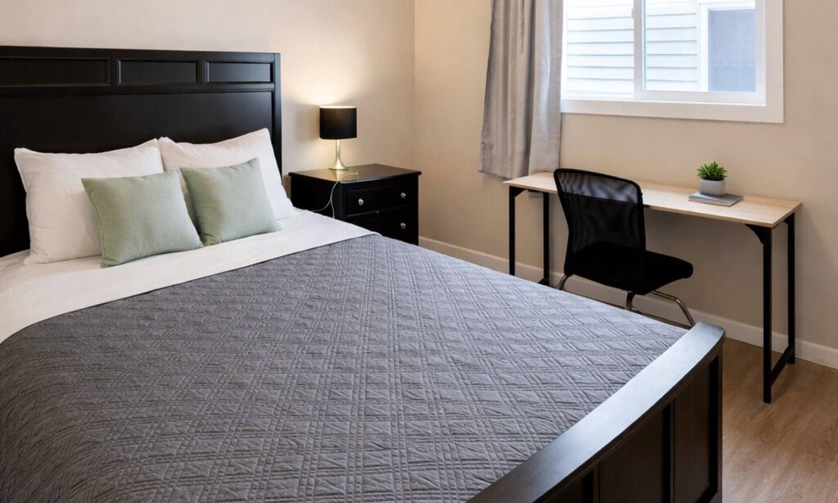 Calgary House | 5BR2BA Suite with Work Place near YYC 1 Min Walk to Bus Stop