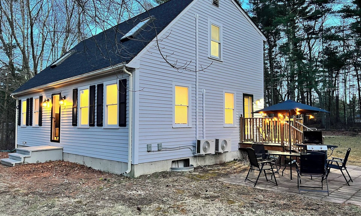 Norfolk Villa | 5min from the Gillette Stadium! Sleeps 12 people! - Pet-Friendly !nnn