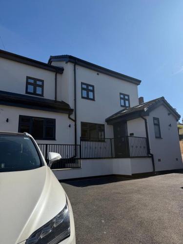 Drighlington House | 6 Bed 2,5 Bath Executive Contractor and Visitor Stay, off Street Parking 2 Vans or 3 Cars, Super Fast WiFi, Close to Leeds and Bradford