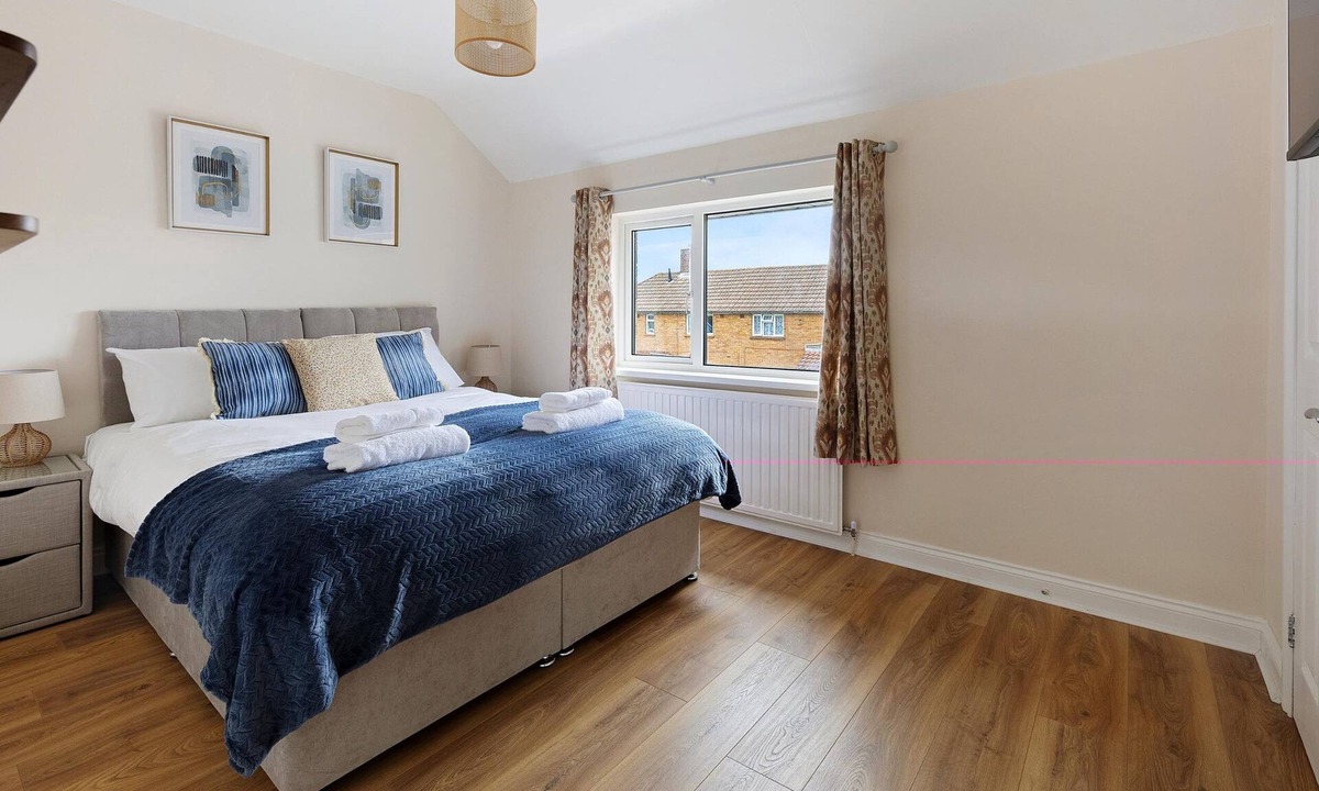 Basingstoke House | 6 Bed, 2 Bath, with Free Parking & Wi-Fi