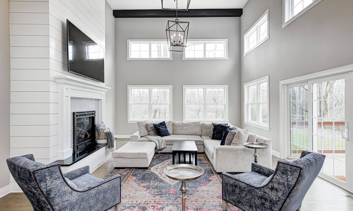 Ivy Hills House | 6 BED/4.5 BATH LUX CHIC FARMHOUSE WITH OUTDOOR FIREPIT