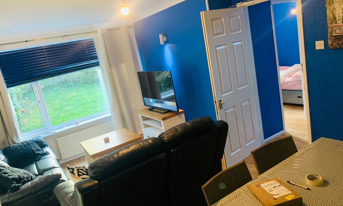 Reading House | 6-bed House-reading-sleeps12-towncentre