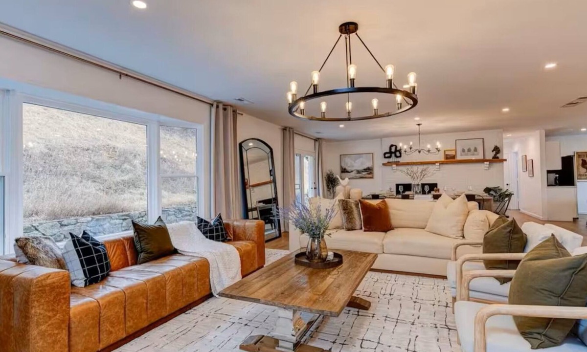 Alexander House | 6-Bed Luxe Secluded Retreat 15 min to Asheville, Huge Gameroom,Hot tub,Poker Tbl