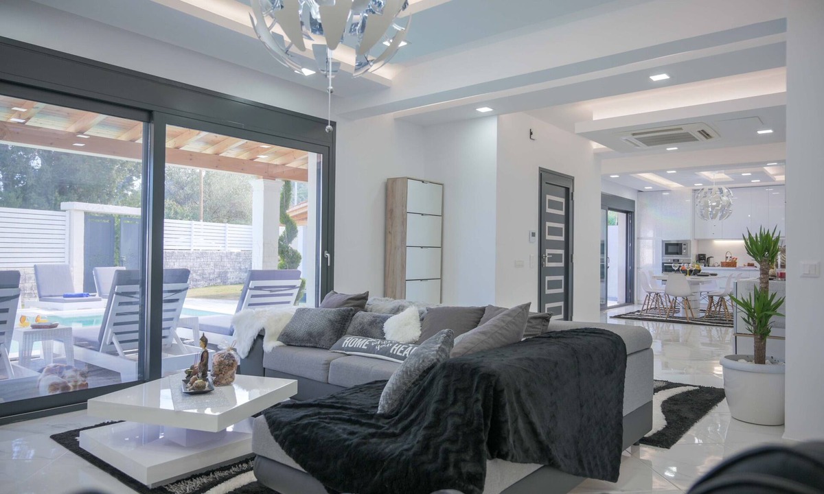 Messonghi Villa | 6 Bed Villa - Sleeps 15 - Pets - Pool - Jacuzzi
