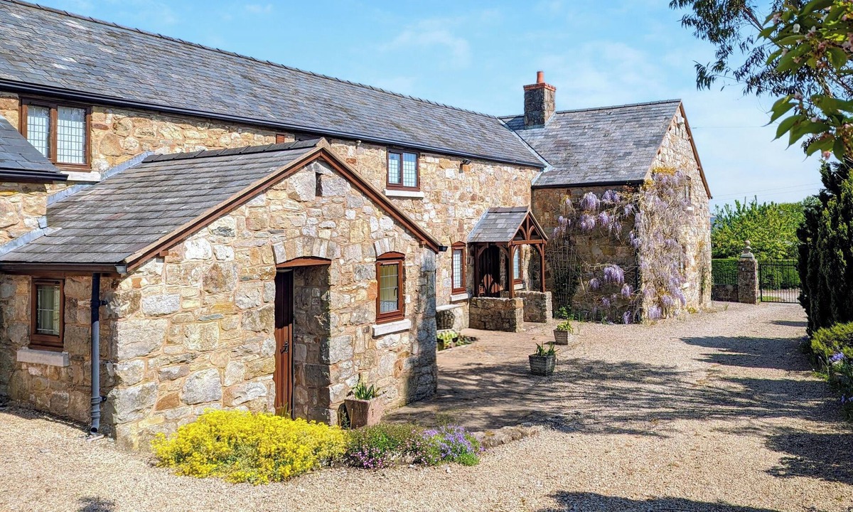 Weston Rhyn Cottage | 6 bedroom accommodation in Weston Rhyn, near Oswestry