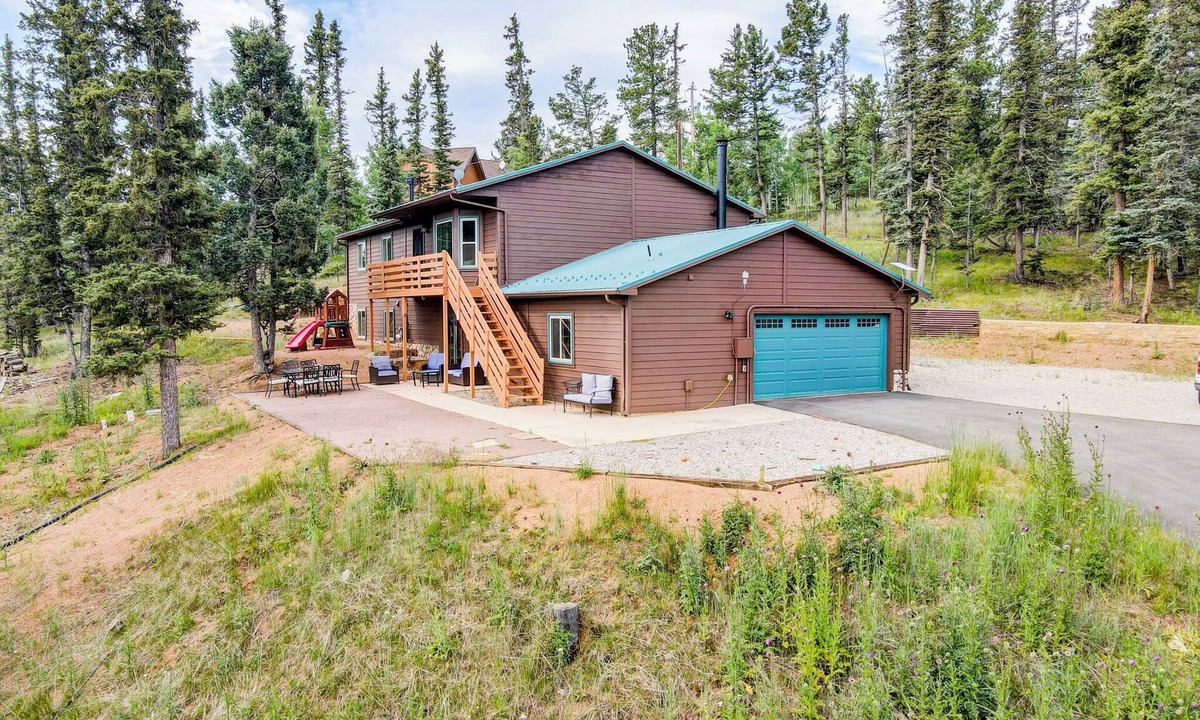 Spring Valley House | 6 Bedroom Cabin w/Galactic Lake View, Hot Tub, WiFi, Family Adventures and MORE!