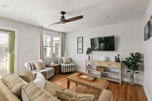 North Pacific Beach House | 6 Bedroom Family Getaway Walk to Law Street Beach