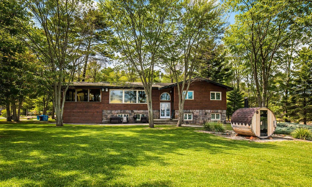 Carling House | 6 Bedroom Lakefront Main House in Sand Bay