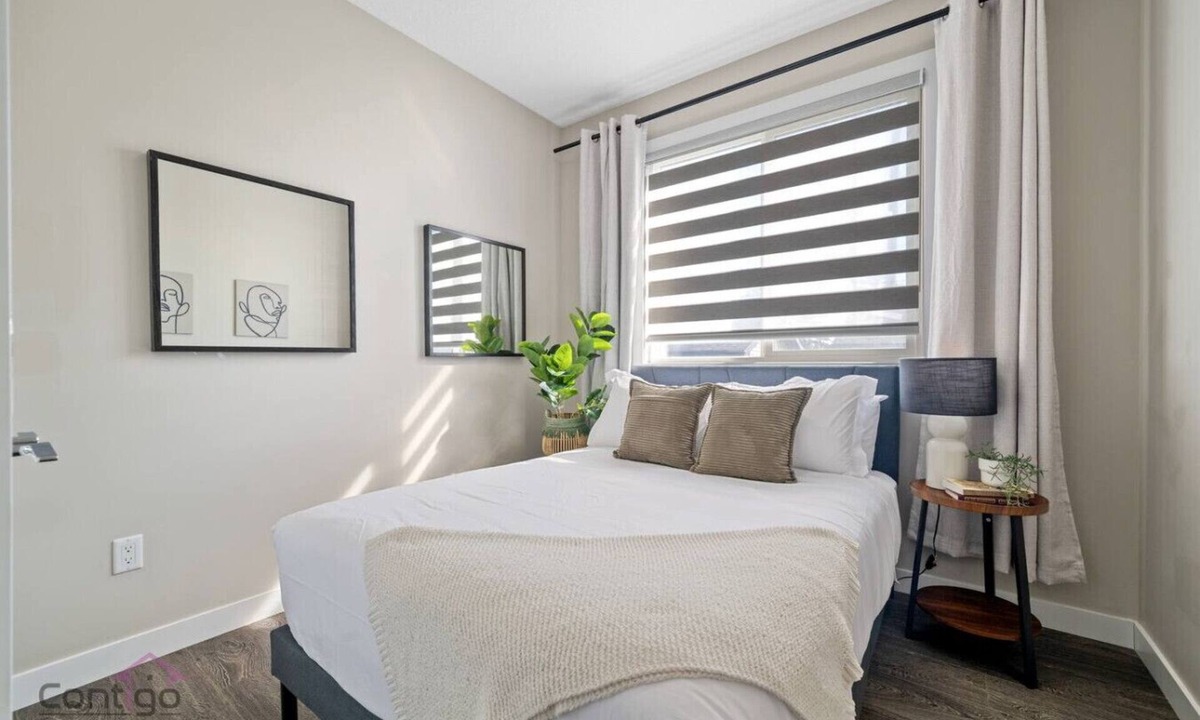North Central Edmonton House | 6 BR | Sleep 12 | Stadium & Rogers | Yard | Garage