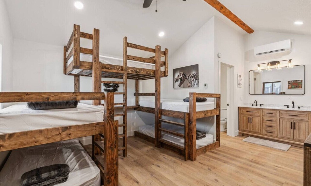St. Charles Cabin | #6 Dinosaur Cabin w/AC, Fire Pit & BBQ!