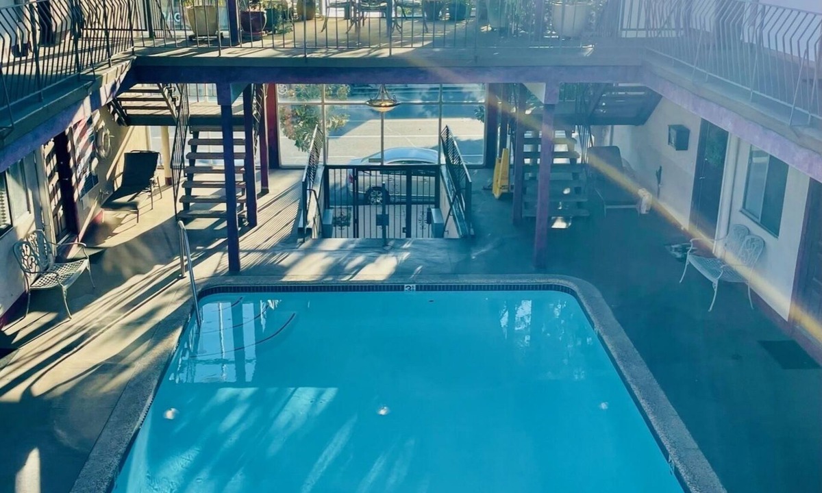 Riverside Rancho Apartment | 60's Modern, Mountain Views, Pool, Near Studios and All L.A. Attractions! Apt 17