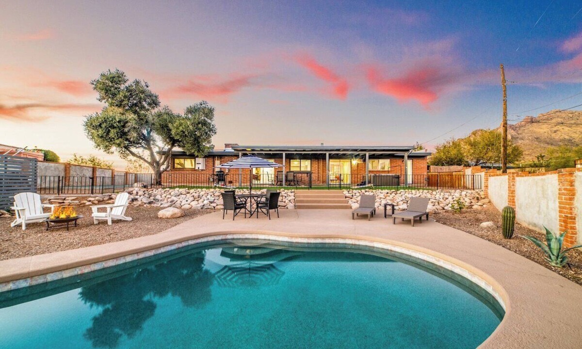 Suffolk Hills House | 600 E Eton Dr · *Tucson Oasis* Basketball Court | Pool | Hot Tub