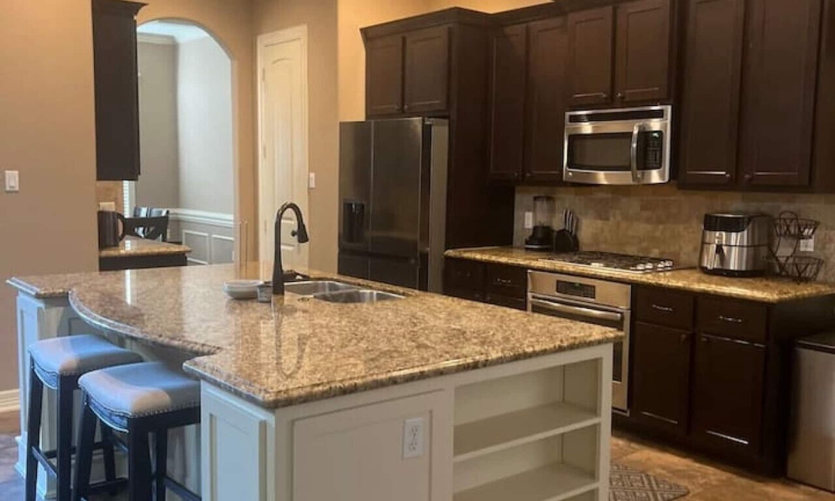 South Central Houston Cottage | 641 4 Bedrooms Luxurious Baths Open Living