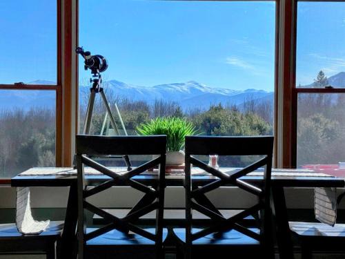 Whitefield House | 64J Stunning views, close to attractions! 20 min to Bretton Woods. Pool & gym passes!