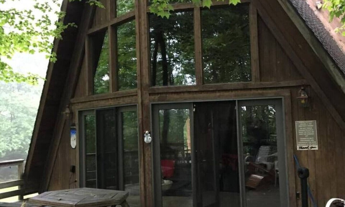 Champion Cottage | 653 4 Bedrooms Fireplace Pool Table Peaceful