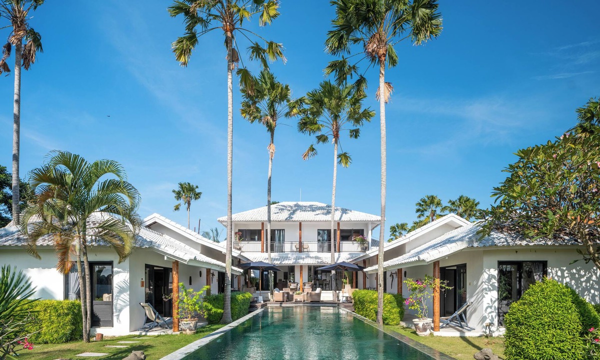 Berawa Villa | 6BR Canggu: Chef, Lap Pool, BBQ,Near Beach & Finns