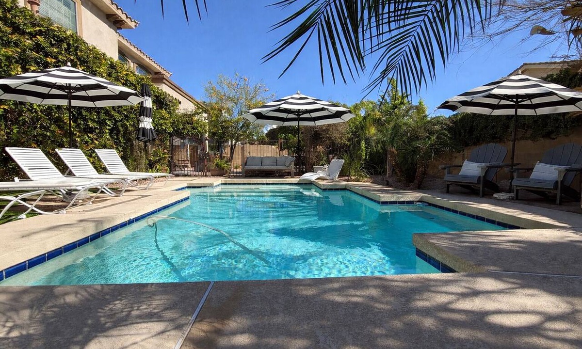 Power Ranch House | 6BR + Den, 2 Primary Suites, Family Suite & Heated Pool, Sleeps 14