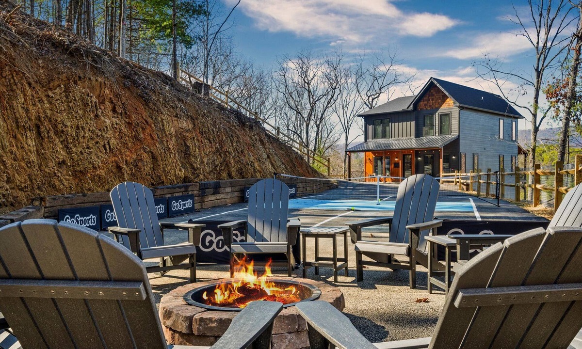 Sevierville Cabin | 6BR Modern Cabin Indoor Pool Jacuzzi Pickleball Court Basketball Private 4 Acres