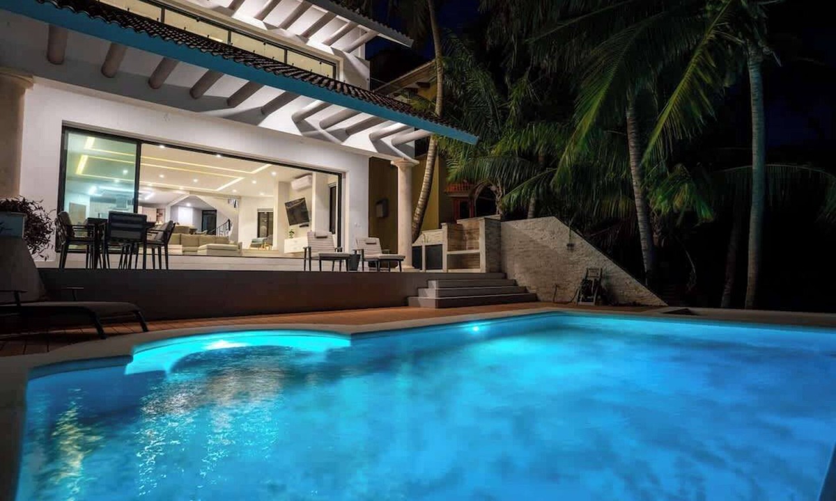 Zona Hotelera House | 6BR Modern Oceanfront Villa with Infinity Pool