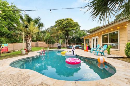 Vance Jackson House | 6BR Pool & Game Arcade Family Dog Friendly
