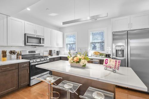 East Somerville Apartment | 6BR4Bth Parking BOS MIT Harvard TD Garden