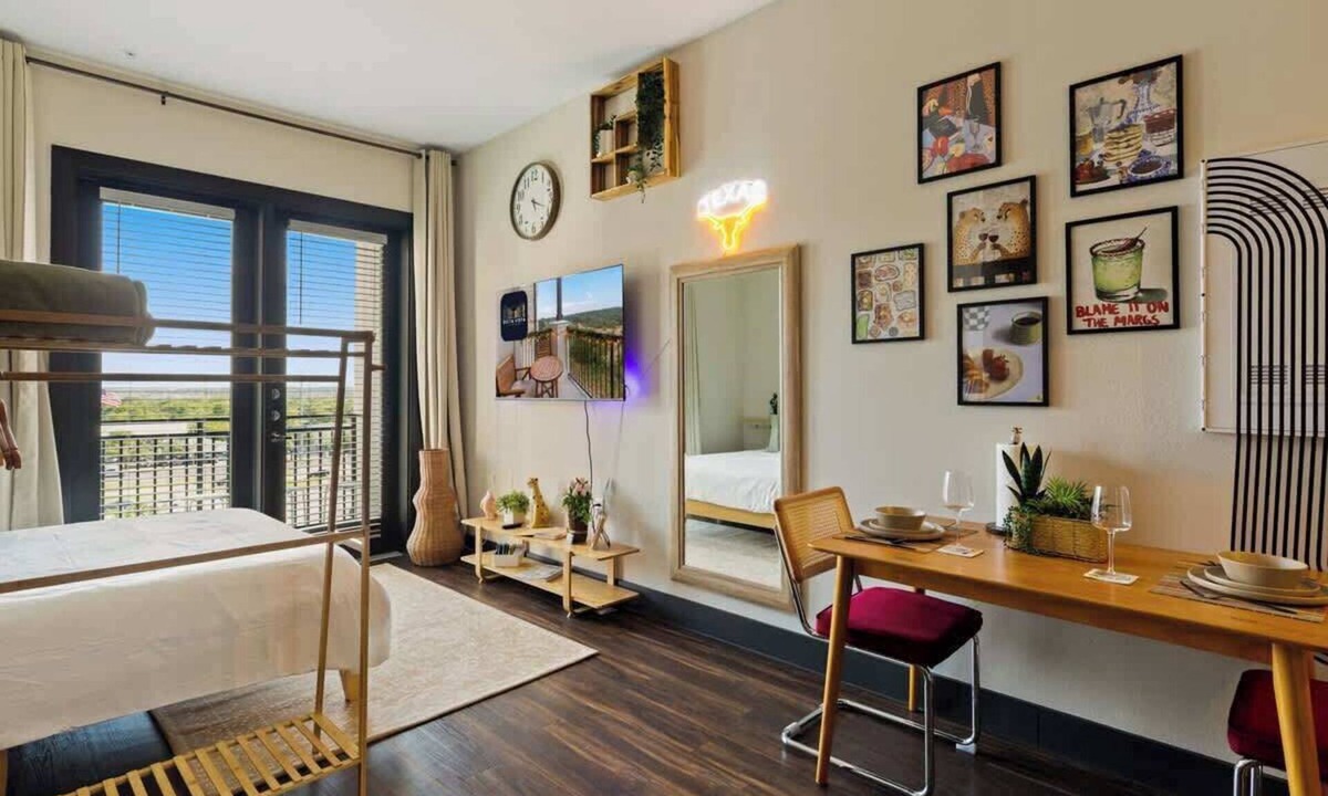 North Burnet Apartment | 6min to Domain | 12min DT | Balcony + Free Parking