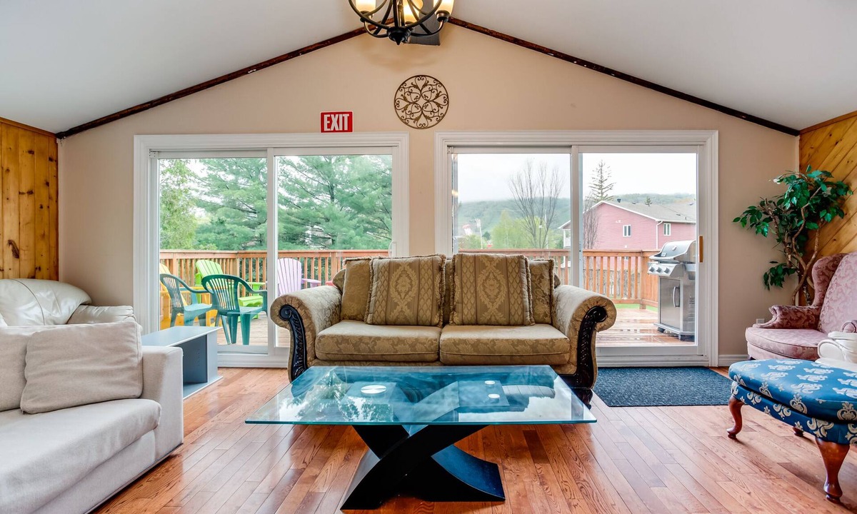 The Blue Mountains Ski Chalet | 7 Bdrm Chalet with Outdoor Pool (for Summer) and Hot Tub in Blue Mountain