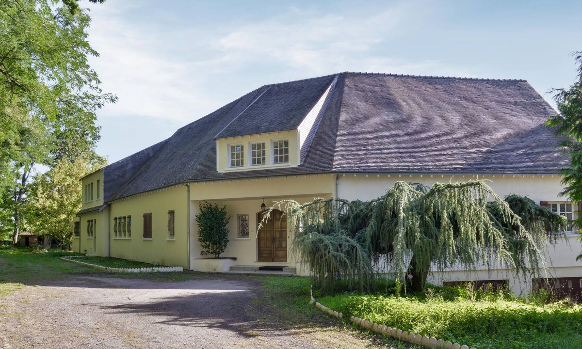 Vierzon House | 7 bedroom accommodation in Vierzon
