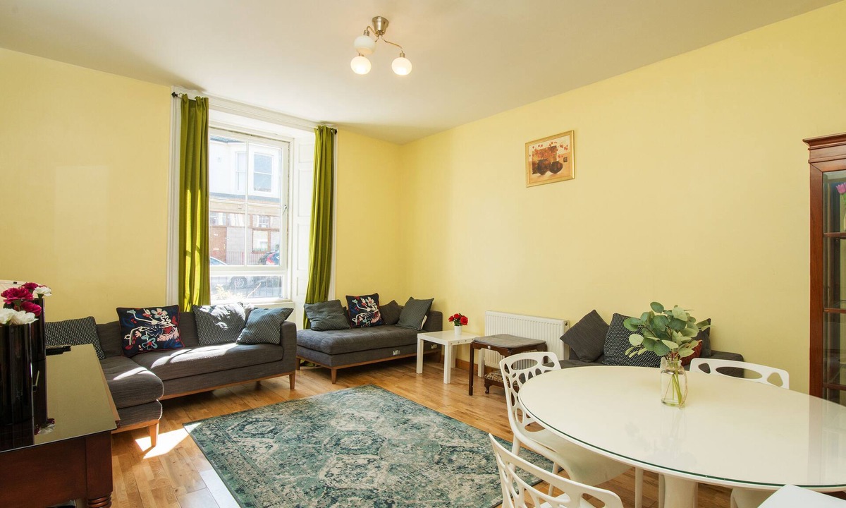 West End Hostel | 7 Bedroom Townhouse