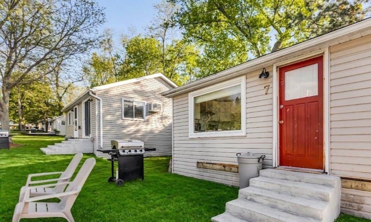 Hamilton Township House | #7 Cottage - Peru (Lakeside)