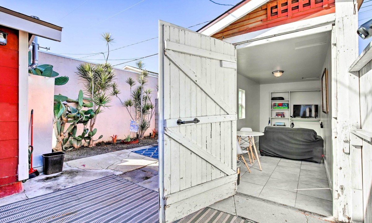 North Long Beach Cottage | 7 Mi to Downtown: Long Beach Bungalow w/Patio!