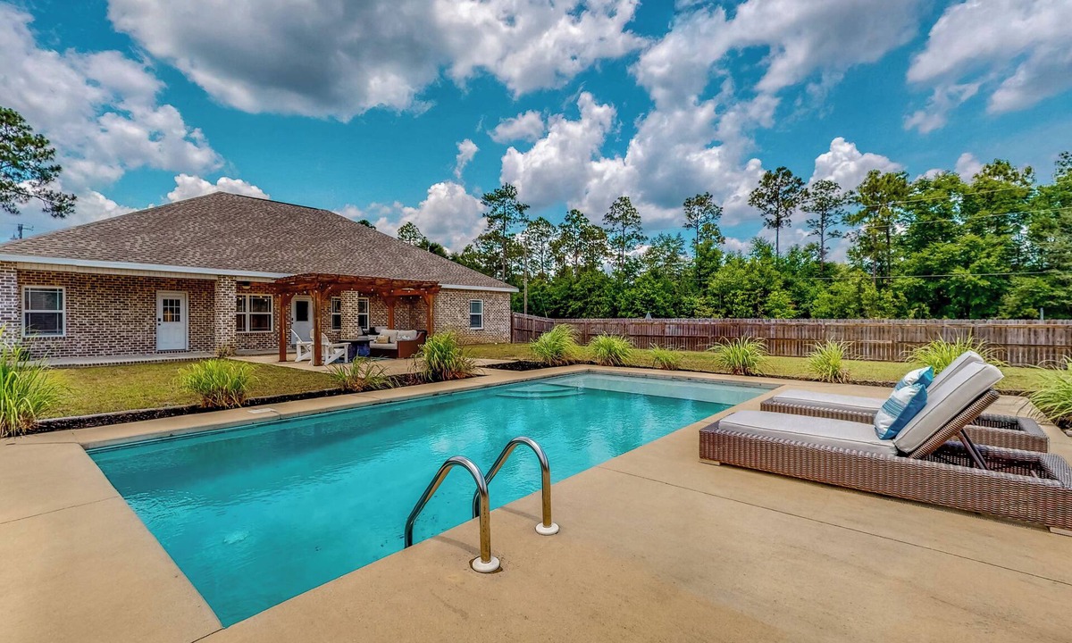 Crestview House | 7 Mi to Emerald Coast Zoo! Poolside Paradise