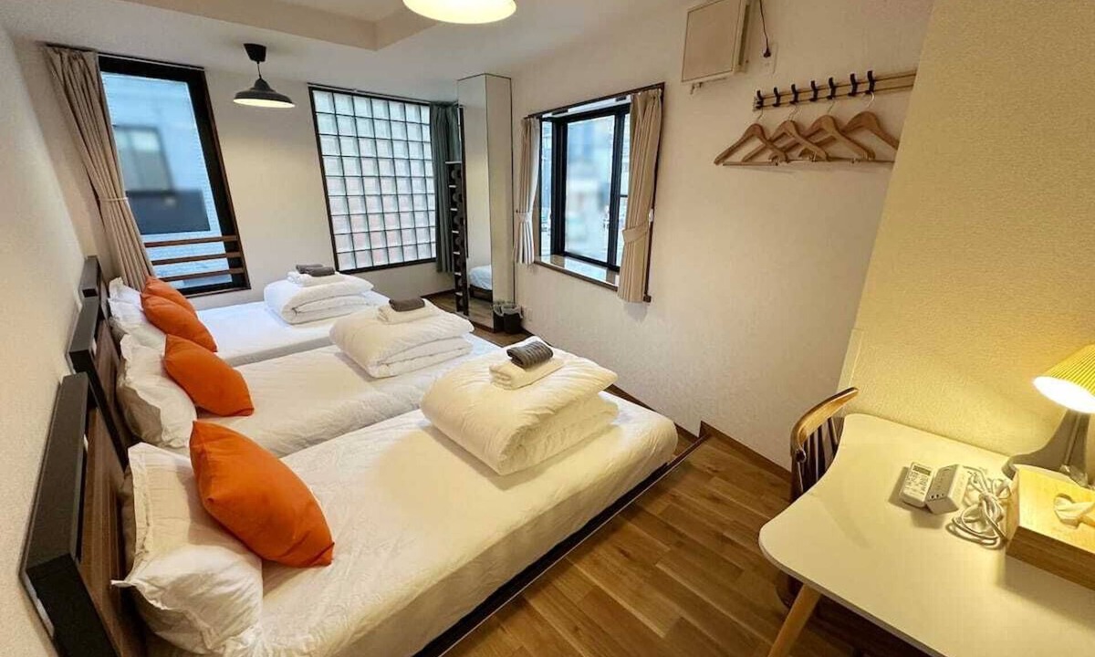 Higashiikebukuro Apartment | 7 min walk from nearest station, near Otsuka station on Yamanote line, 4 lines and 4 stations available. ‼️ Walking distance from Ikebukuro, super convenient transportation. ‼️ 55.67 ㎡ on 2nd floor, for large groups, ideal for family/group travel.