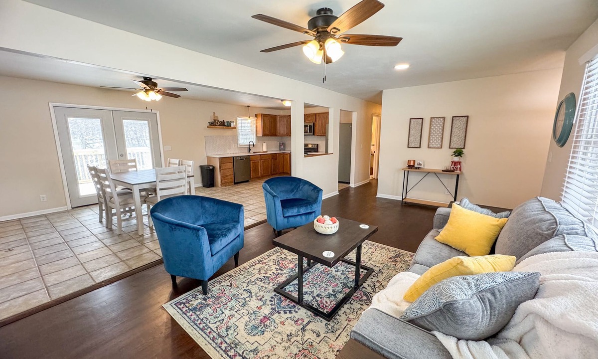 Kansas City House | 7 minutes to shopping and entertainment. Quiet farmhouse close to city w/pool.