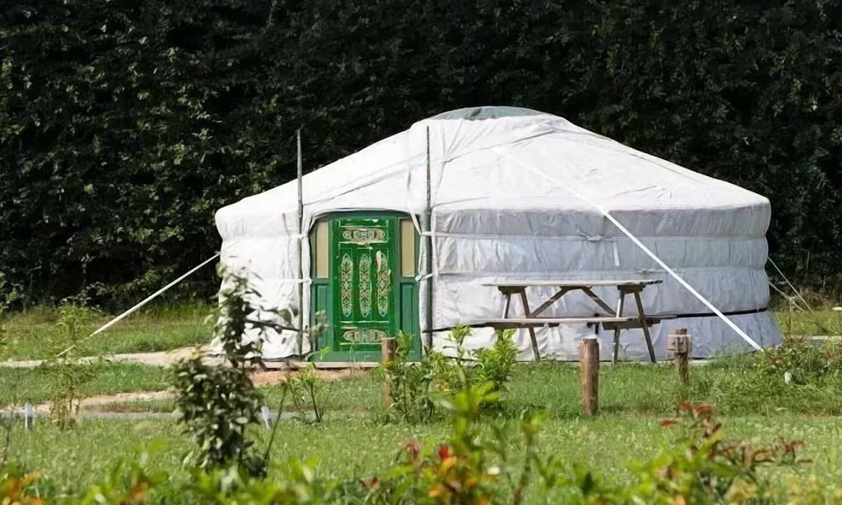 Dienne Cabin | 7-Person Yurt